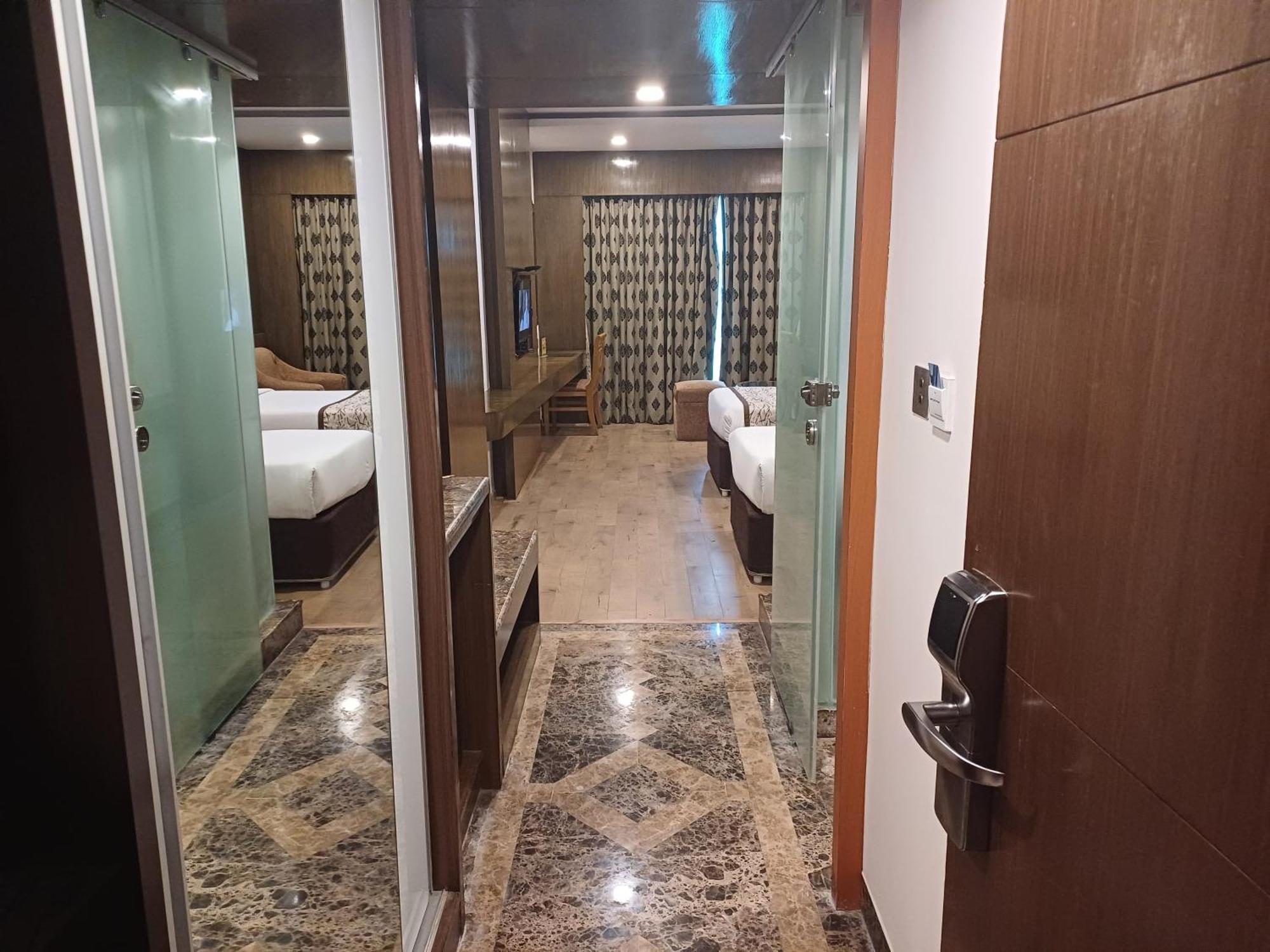 Hotel Benzz Park Chennai Eksteriør billede